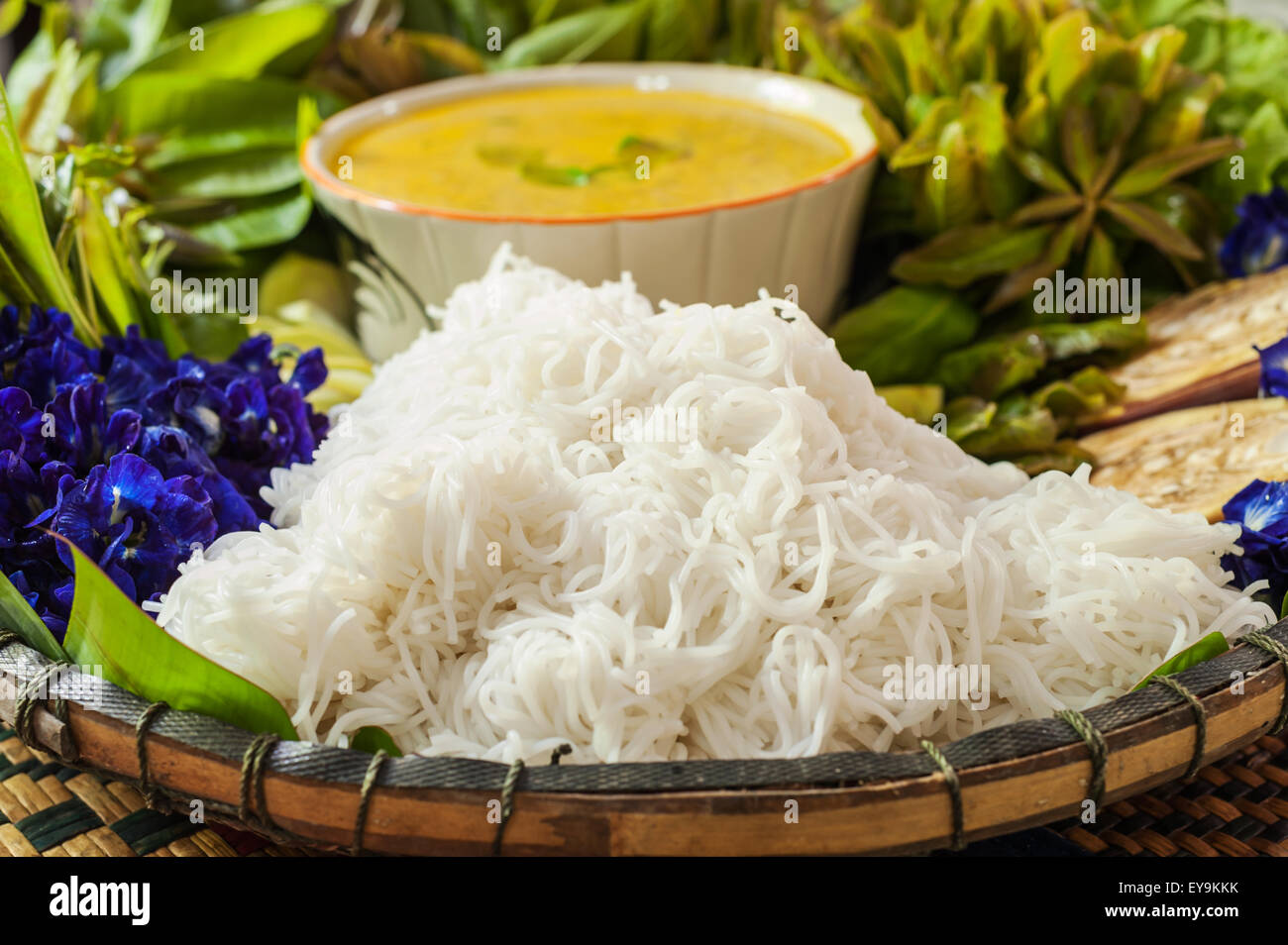 Locali di vermicelli di riso e salsa al curry con verdure Foto Stock