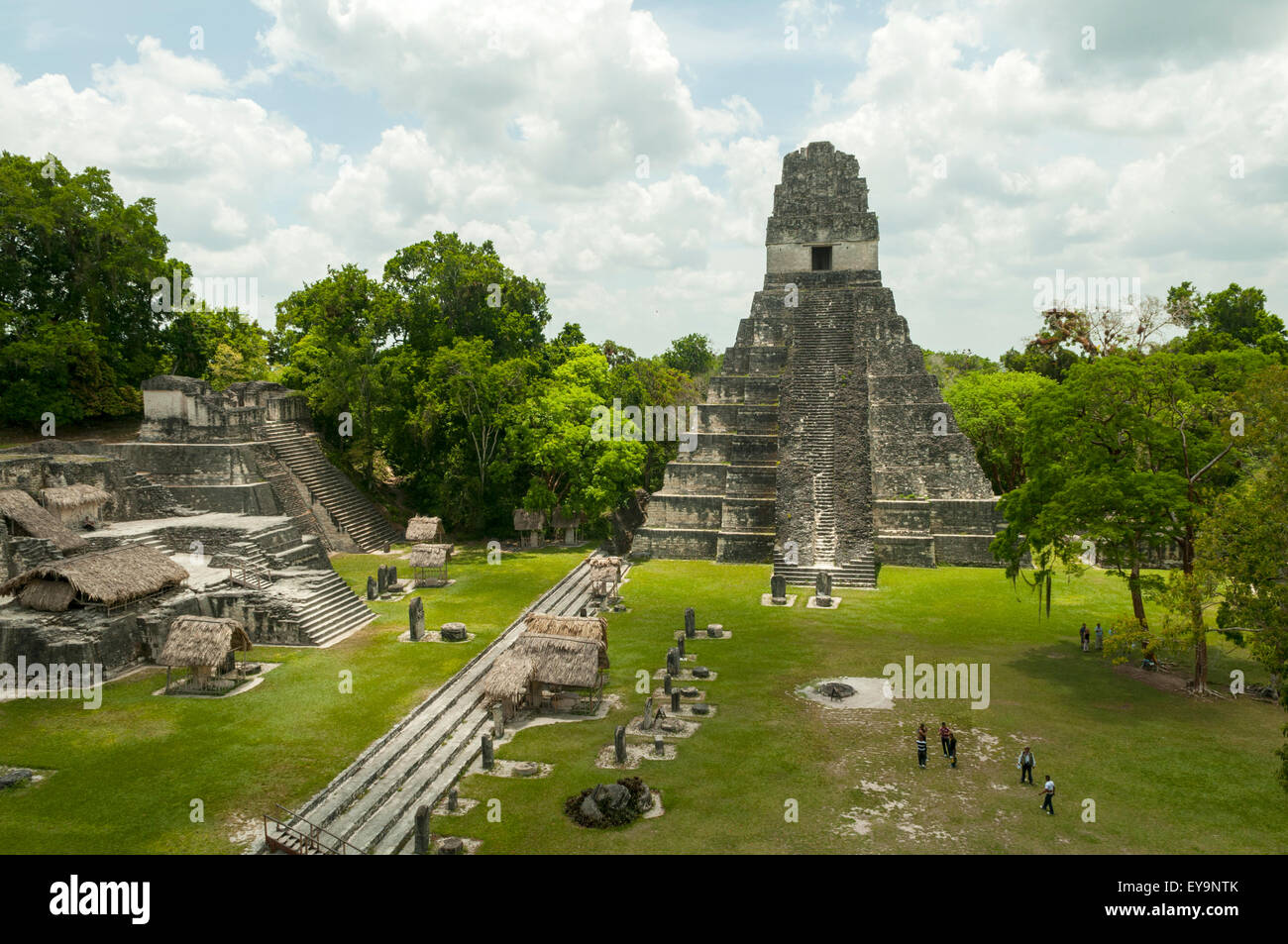 Il Templo 1 e Grand Plaza, Tikal, Guatemala Foto Stock