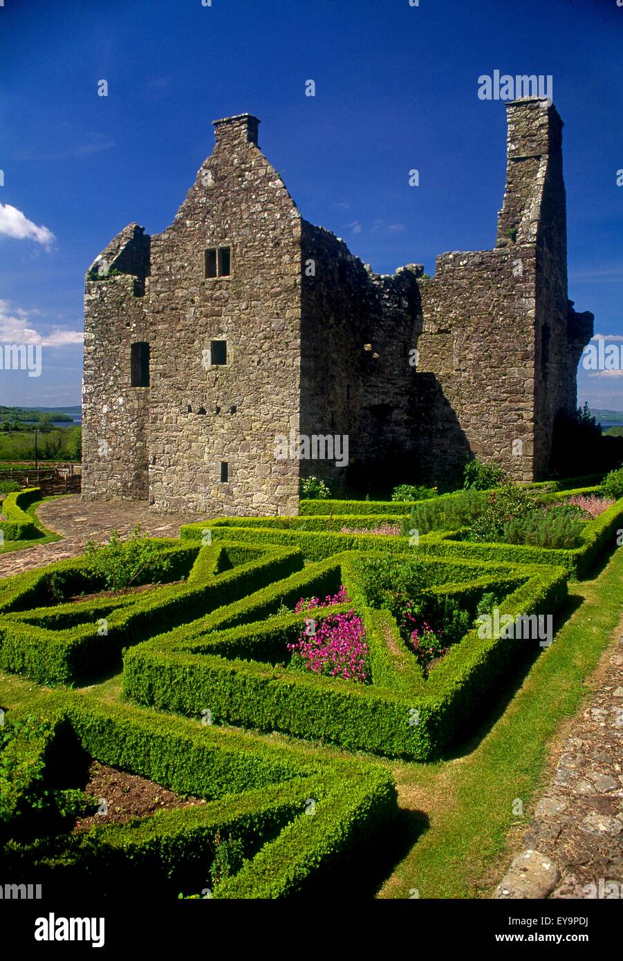Un giardino di fronte Tully castello nei pressi del villaggio di Blancey; County Fermanagh, Irlanda del Nord Foto Stock