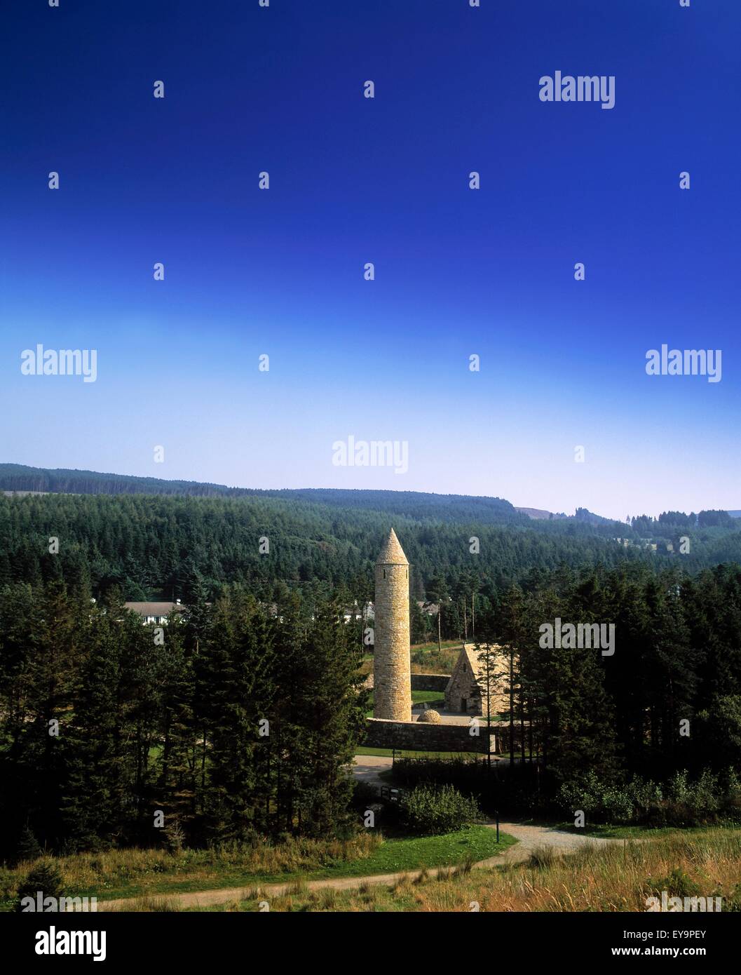 Torre rotonda e la cappella, Ulster History Park, Omagh, Co Tyrone, Irlanda Foto Stock