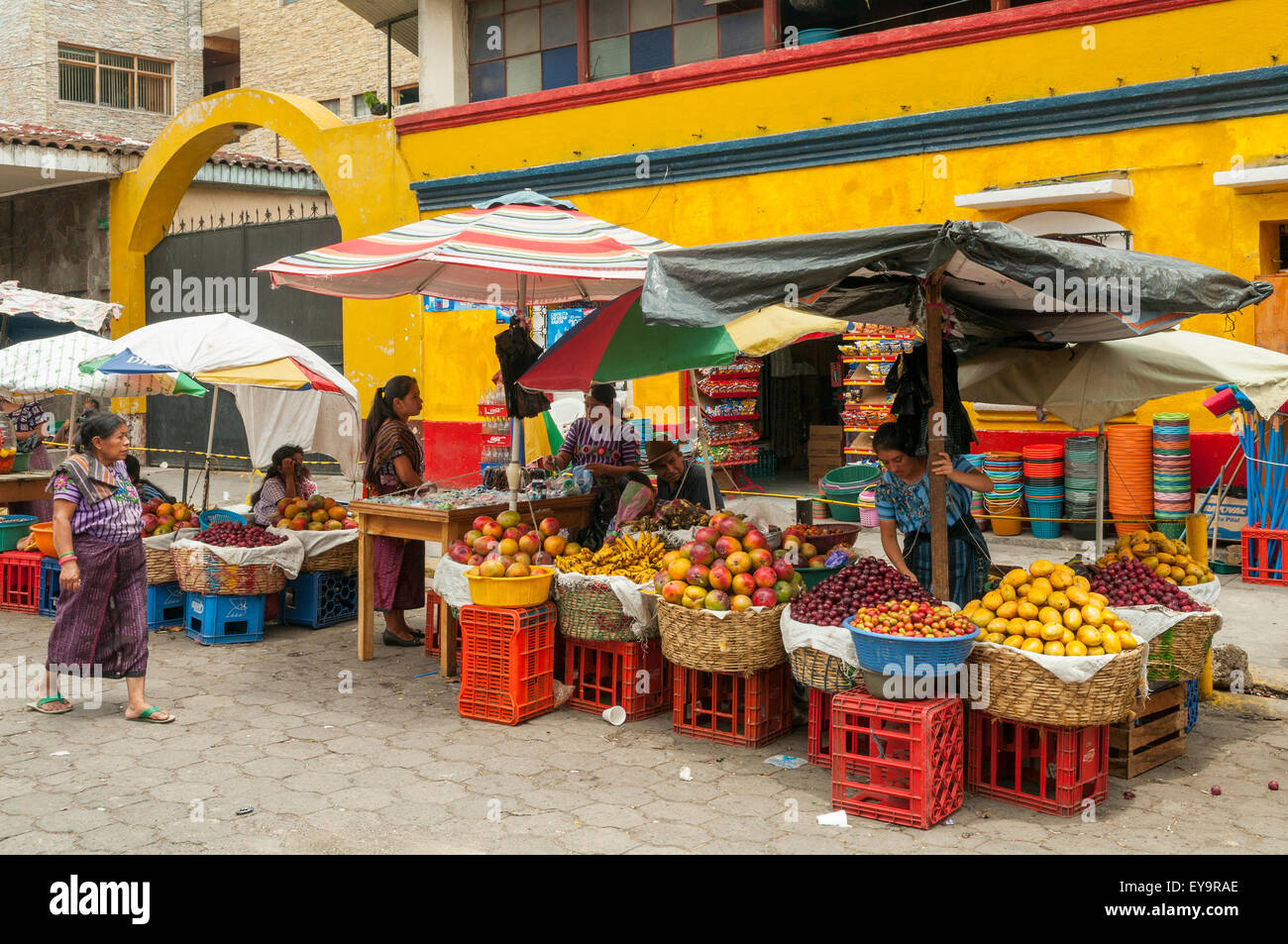 Pressione di stallo di frutta in Street Market, Santiago Atitlan, Guatemala Foto Stock