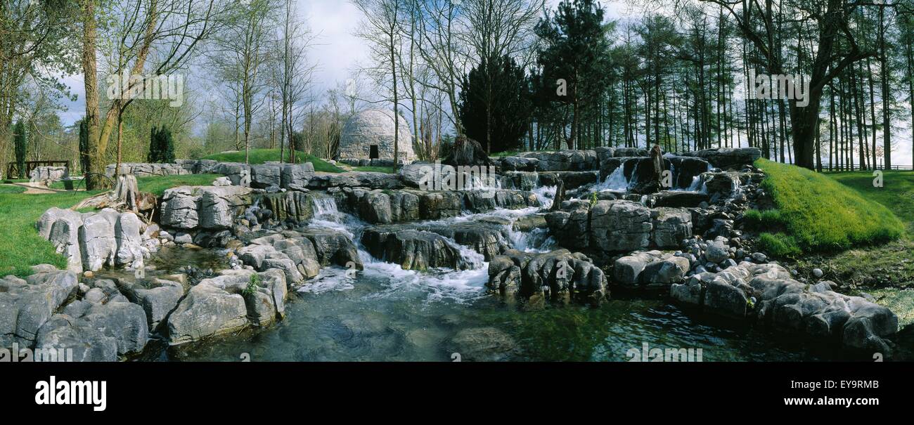 L'acqua che scorre in un giardino, St Fiachra's Garden, Irish National Stud, nella contea di Kildare, Repubblica di Irlanda Foto Stock