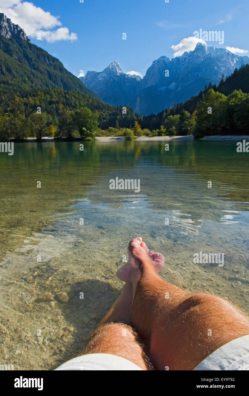 Uomo di relax presso il lago di Jasna. Foto Stock