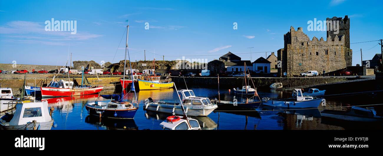 Barche da pesca in un porto, Slade Castello, Slade, County Wexford, Repubblica di Irlanda Foto Stock