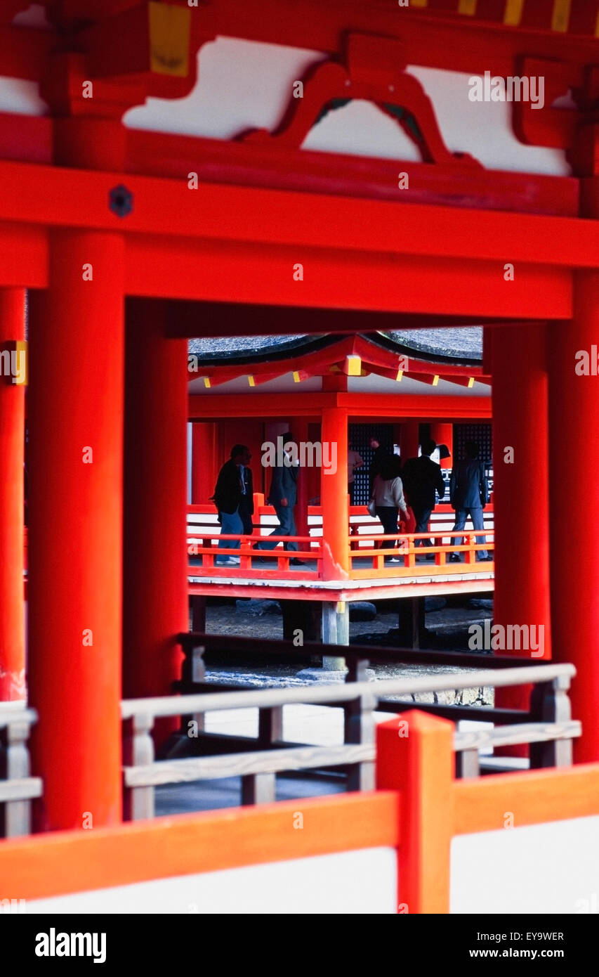 Le persone al Santuario Utsukushima Foto Stock