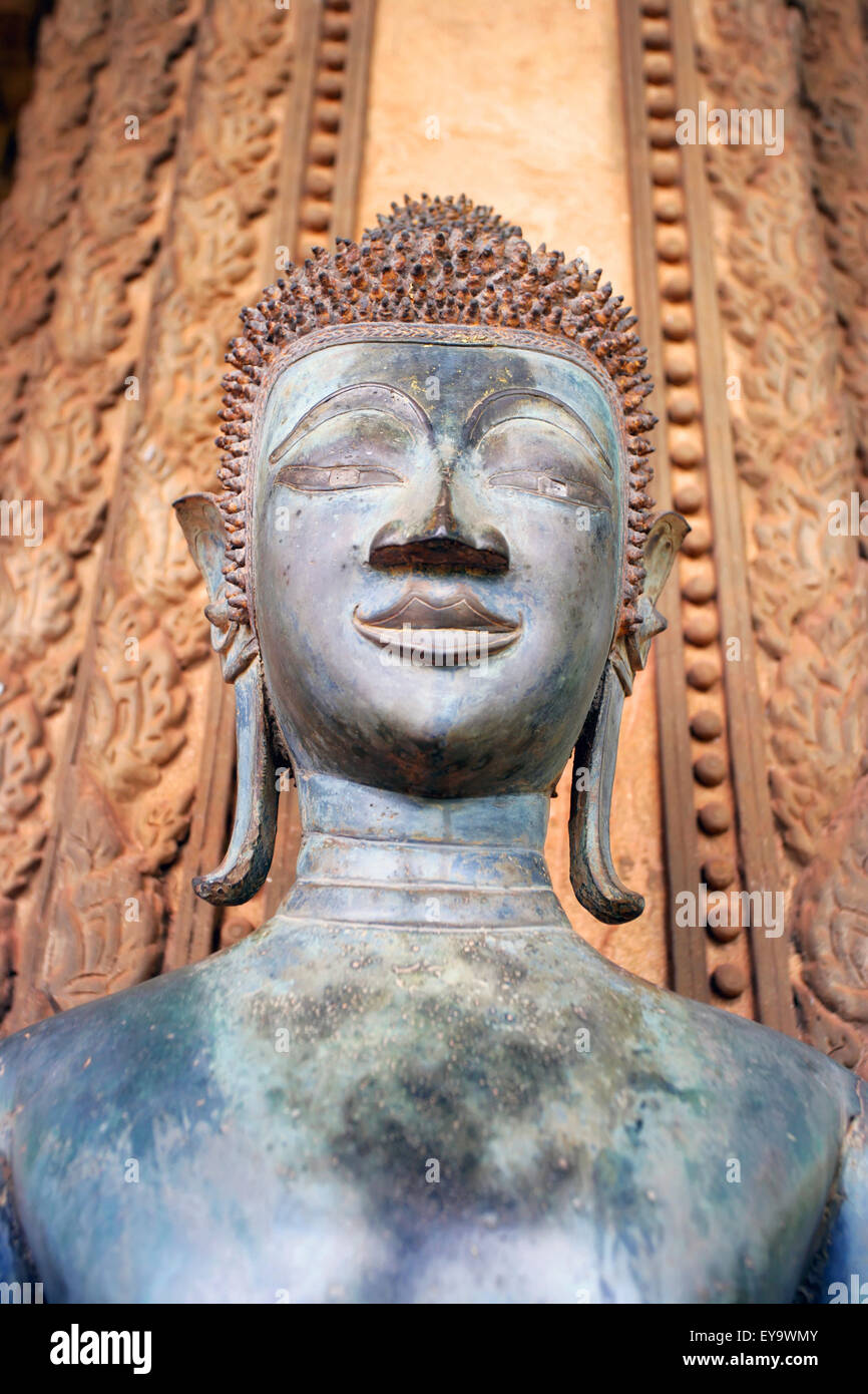 Statua di Buddha a come Pha Kaew tempio Wat. Foto Stock