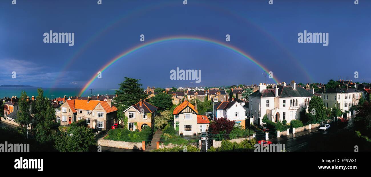 Monkstown, Co Dublin, Irlanda; Rainbow oltre l'alloggiamento Foto Stock
