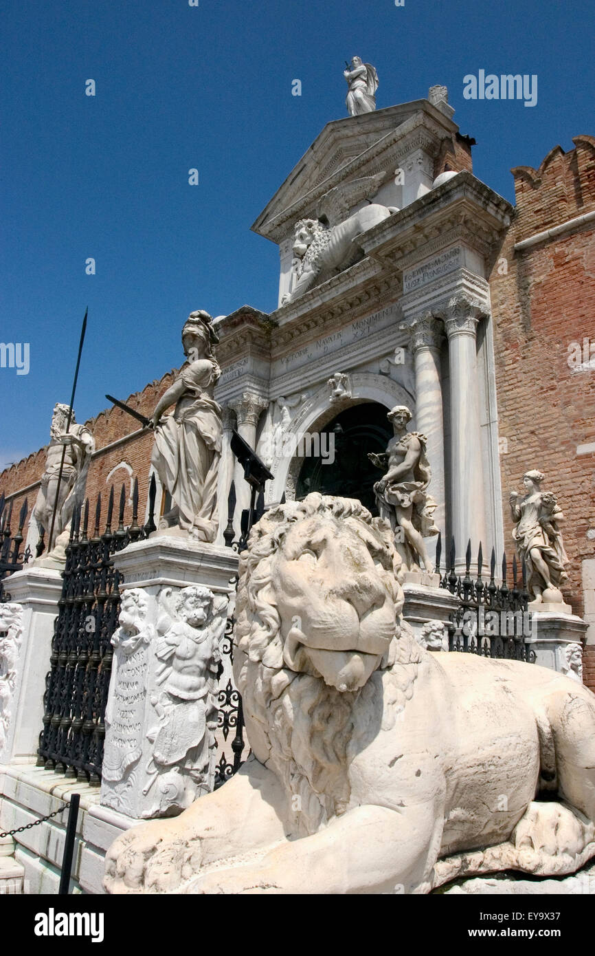 Statue al di fuori dell Arsenale Foto Stock