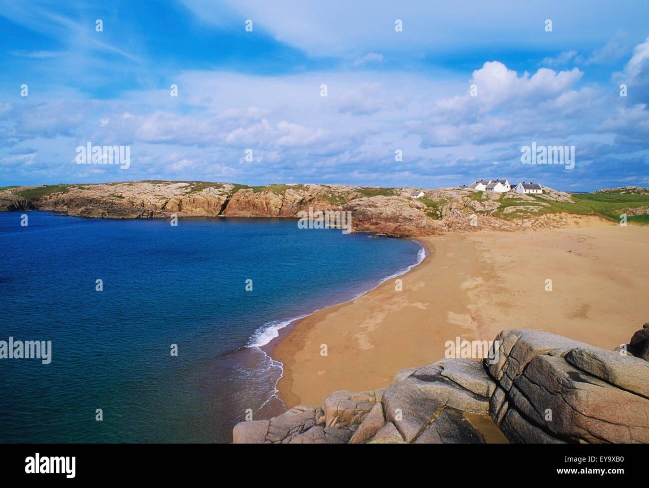 Cruit Island, Rosses, Co Donegal, Irlanda; spiaggia con case a distanza Foto Stock
