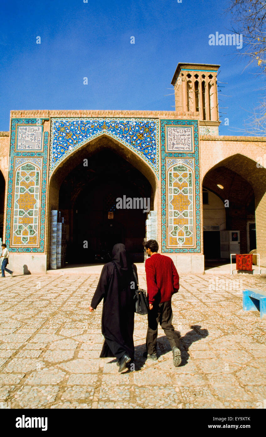 Giovane a piedi in Ganjali Khan, Vakil Bazaar Foto Stock