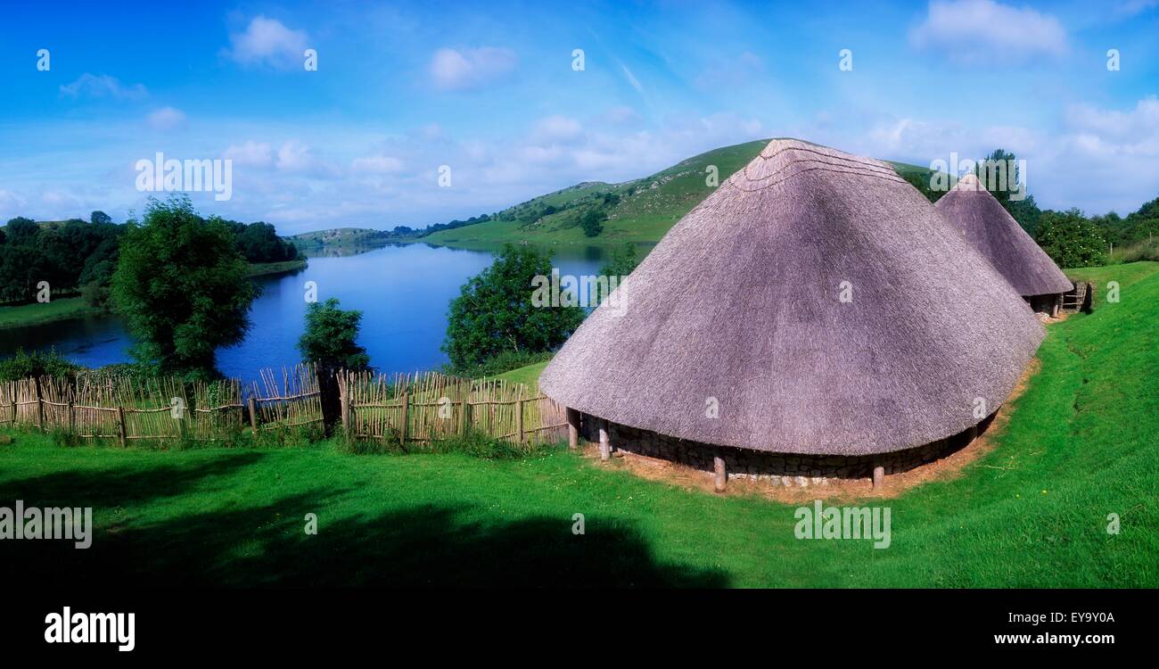 Centro Visitatori, Lough Gur, co limerick, Irlanda; i resti di una piccola casa colonica che fu costruito intorno al 900 D.C. Foto Stock