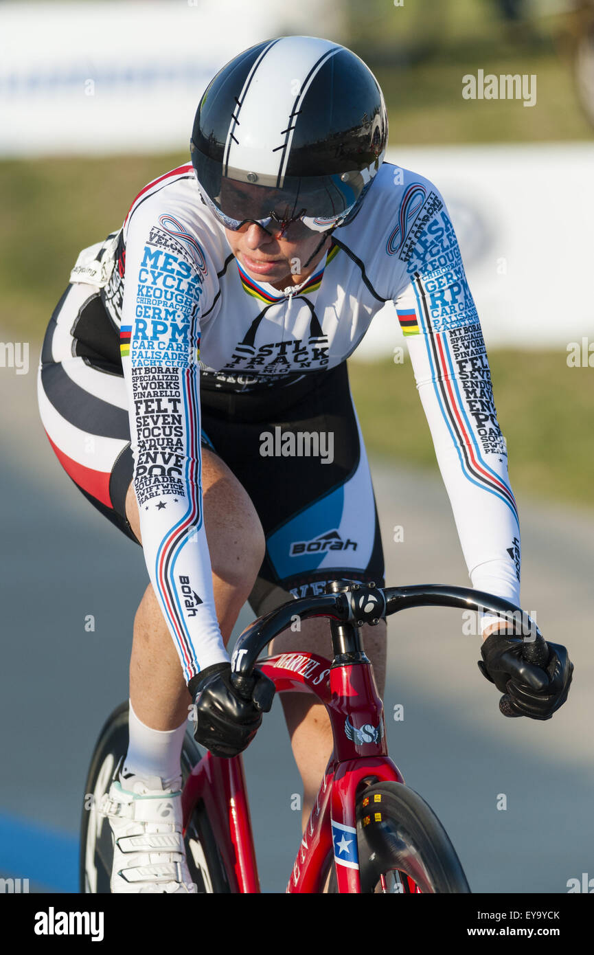 Rock Hill, South Carolina, Stati Uniti d'America. Il 24 luglio, 2015. ELIZABETH HELLER di St. Louis nel Missouri ha vinto la medaglia d'argento nella donna sprint 55-59 durante gli Stati Uniti Ciclismo Masters via Campionati Nazionali al velodromo giordana in Rock Hill nella Carolina del Sud. (Credito Immagine: © Ed Aldridge via ZUMA filo) Foto Stock