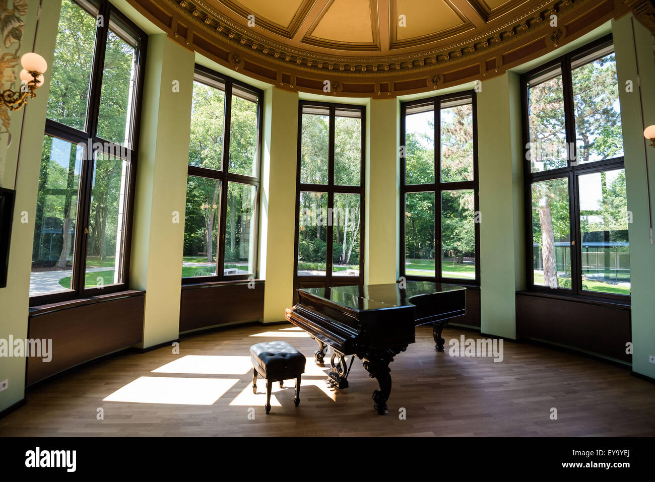 Un pianoforte a coda viene visualizzato Venerdì a Villa Wahnfried, il  compositore Richard Wagner's home nel sud della città tedesca di Bayreuth.  Il museo è per riaprire Domenica dopo una espansione e