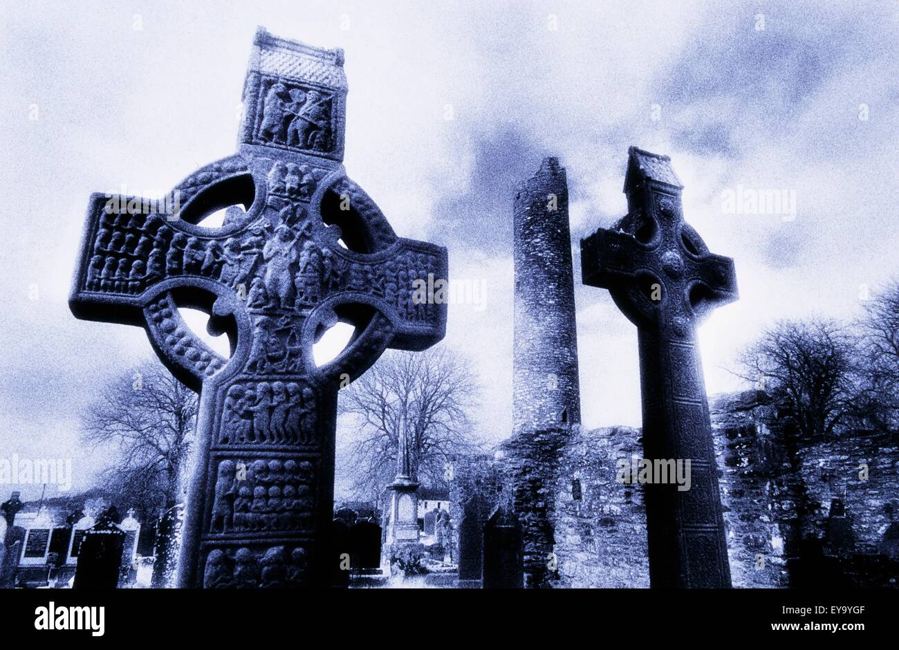 Monasterboice, Co Louth, Irlanda; alto medievale attraversa e torre rotonda Foto Stock