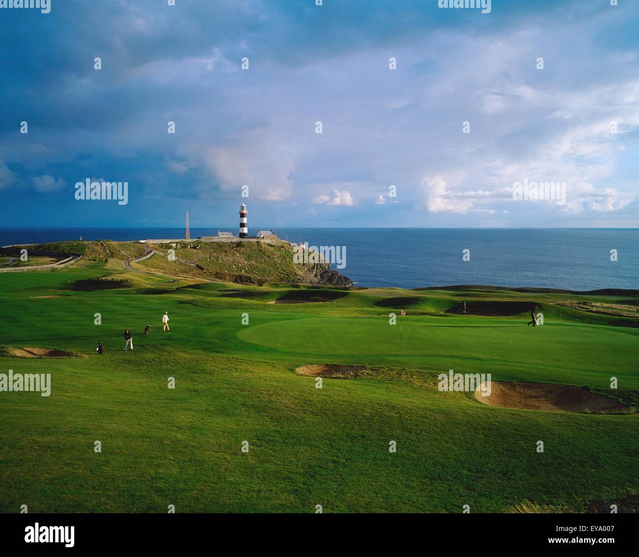 Co Cork, Irlanda; Campo da Golf con il vecchio capo di Kinsale in background Foto Stock