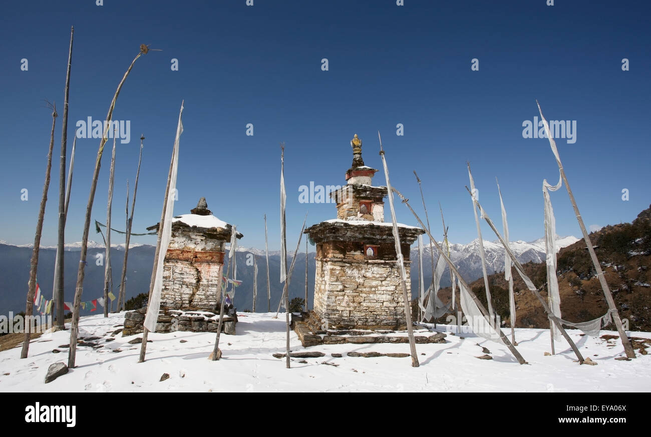 Il monastero e la preghiera le bandiere in Snow sopra la valle di Paro, Bhutan Foto Stock