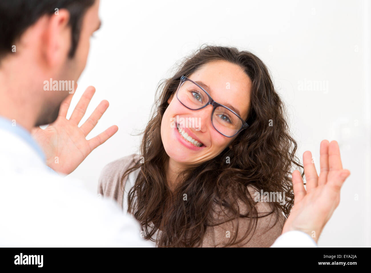 Vista di una giovane donna attraente cercando con occhiali ottico Foto Stock