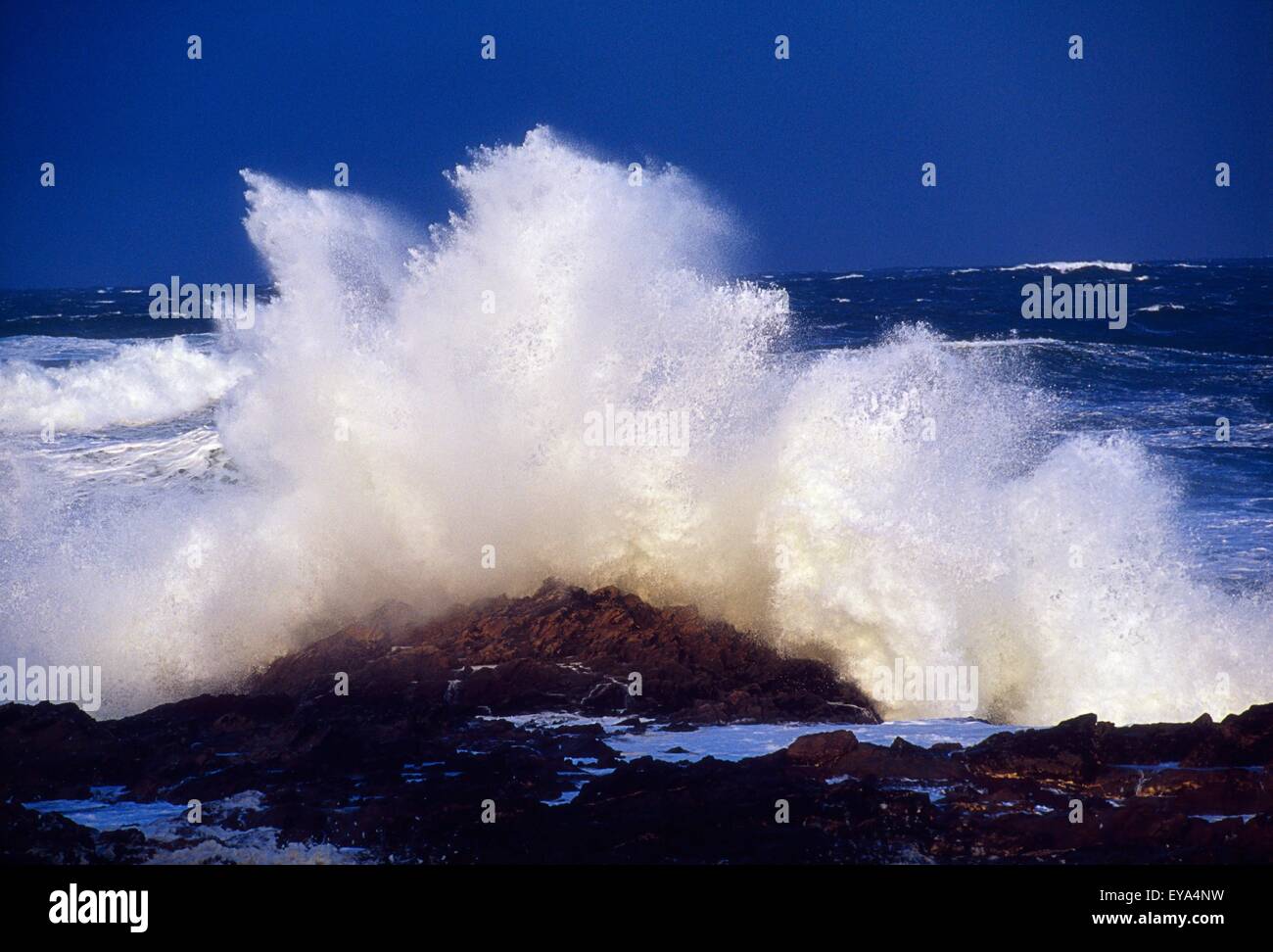 Penisola di Inishowen, County Donegal, Irlanda; frangi onda contro la riva Foto Stock