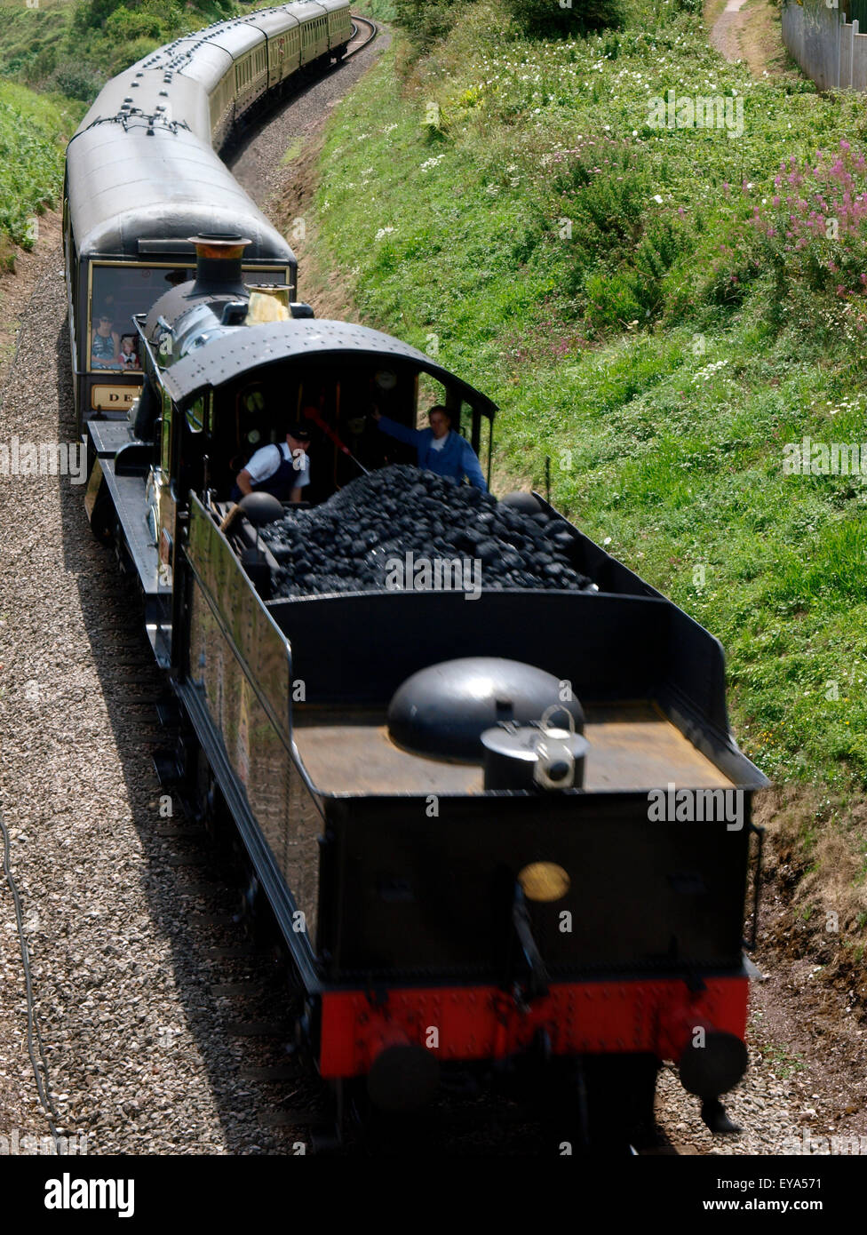 Motore a vapore percorre a ritroso il Dartmouth Steam Railway vicino Goodrington Sands, Paignton, Devon, Regno Unito Foto Stock