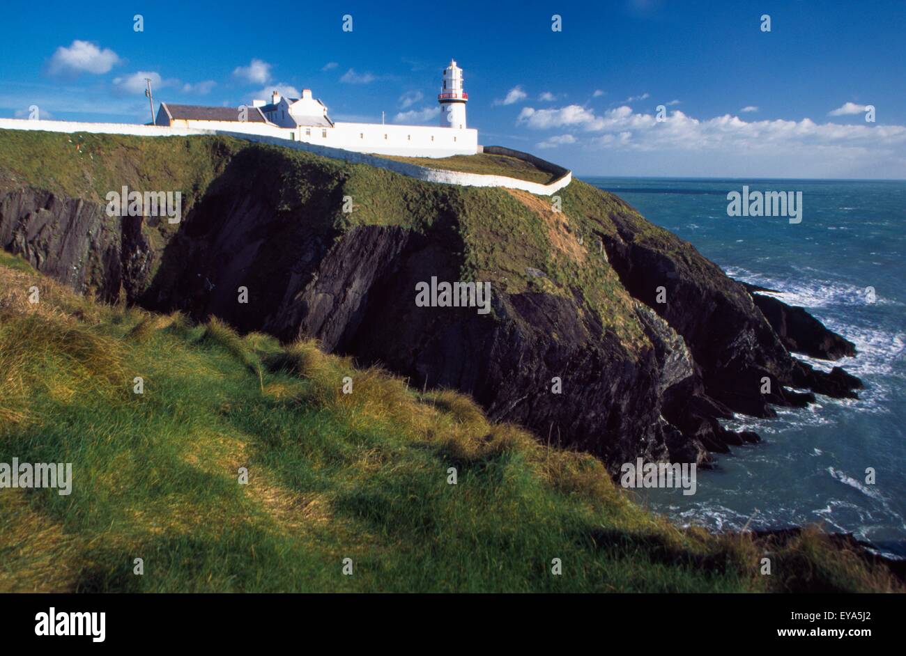 Testa di cucina, nella contea di Cork, Irlanda; Faro sulla scogliera Foto Stock