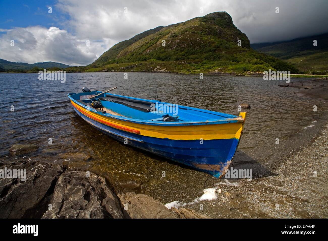 Lago Superiore, Parco Nazionale di Killarney, nella contea di Kerry, Irlanda, barca a terra Foto Stock