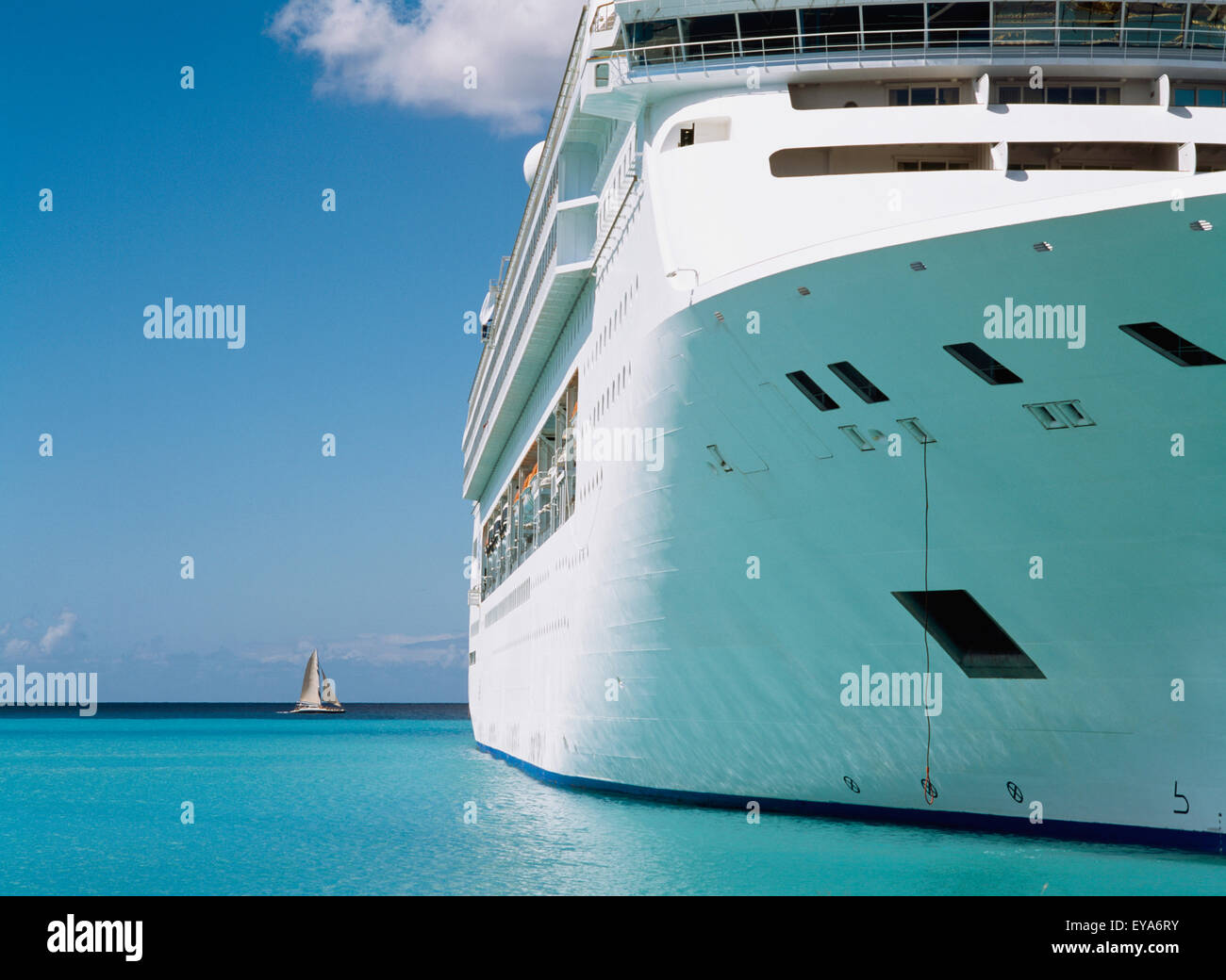 Yacht a vela il passato Norweigan Sky nave da crociera nel porto di Bridgetown, Barbados. Foto Stock