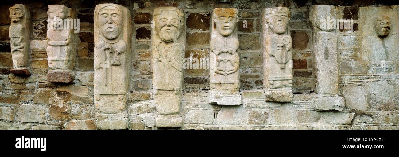 Statue su un muro di pietra, Lough Erne, County Fermanagh, Irlanda del Nord Foto Stock