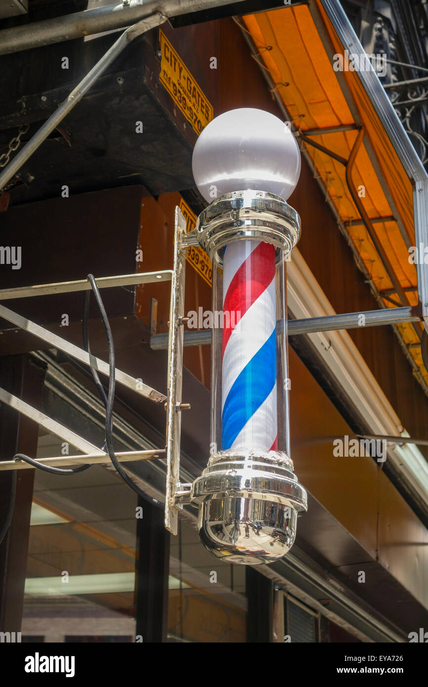 Un classico americano del barbiere in pole davanti a un barbiere, New York City, Manhattan STATI UNITI D'AMERICA. Foto Stock