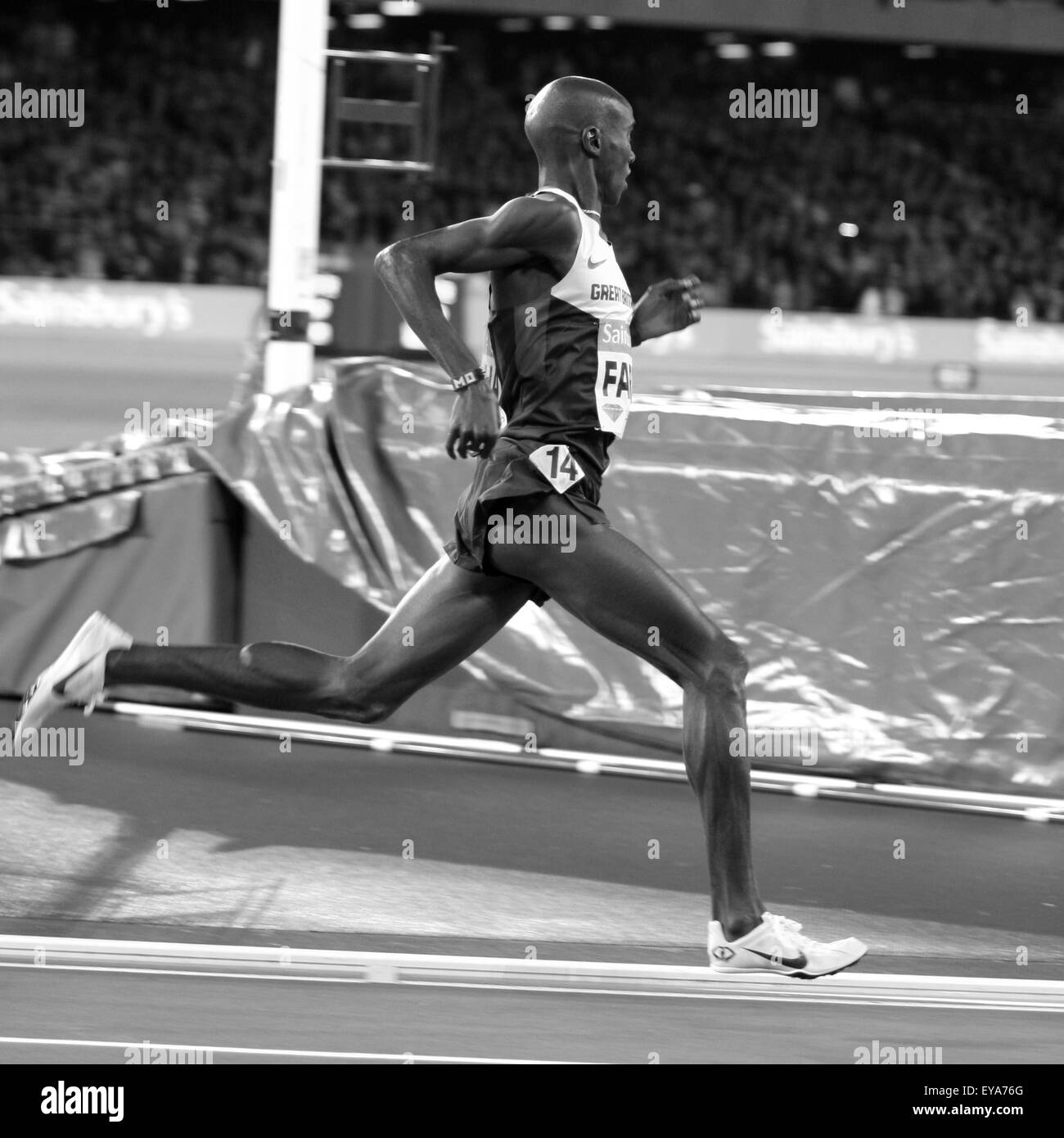 Londra, Regno Unito. Il 24 luglio, 2015. Mo Farah sul suo modo di vincere la mens 3000m durante la Sainsbury's Anniversario Giochi Diamond League evento presso la Queen Elizabeth Olympic Park sulla luglio 24, 2015 a Londra, UK Credit: Concedere Burton/Alamy Live News Foto Stock