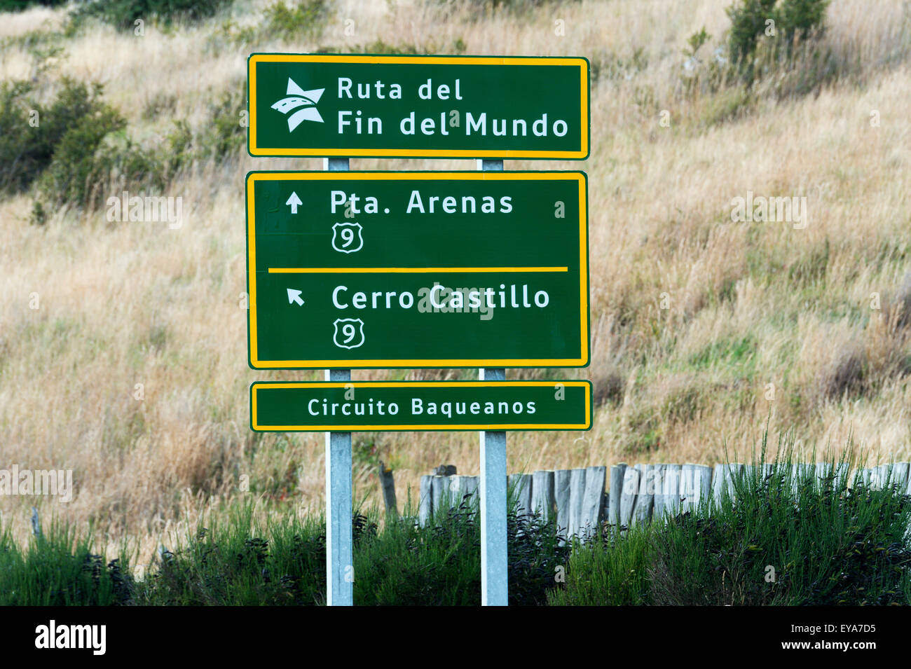 "Road fino alla fine del mondo" Signpost, Puerto Natales, Patagonia, Cile Foto Stock