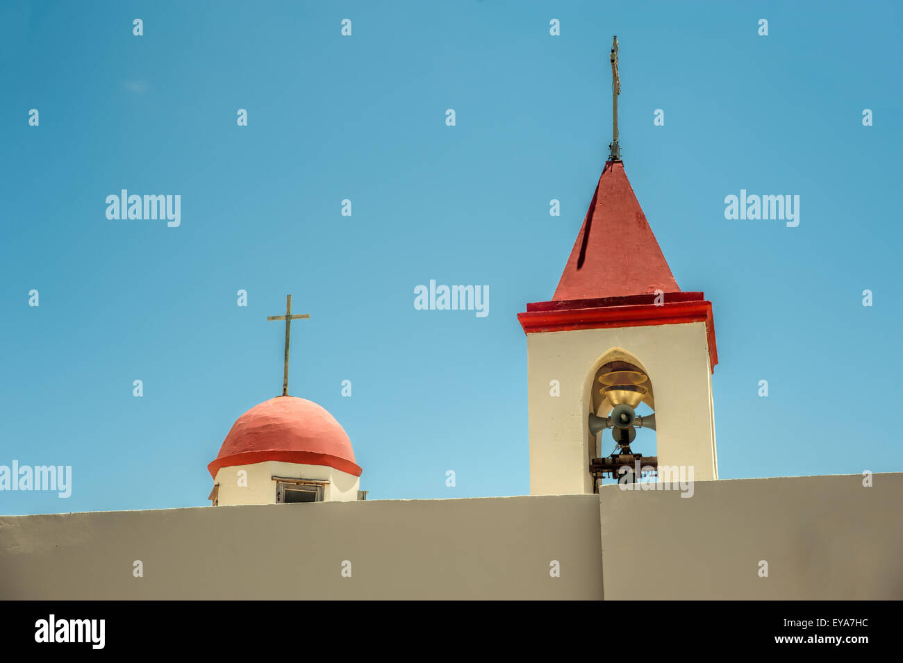 Le cupole della chiesa campana, nascosto dietro un muro alto del monastero Foto Stock