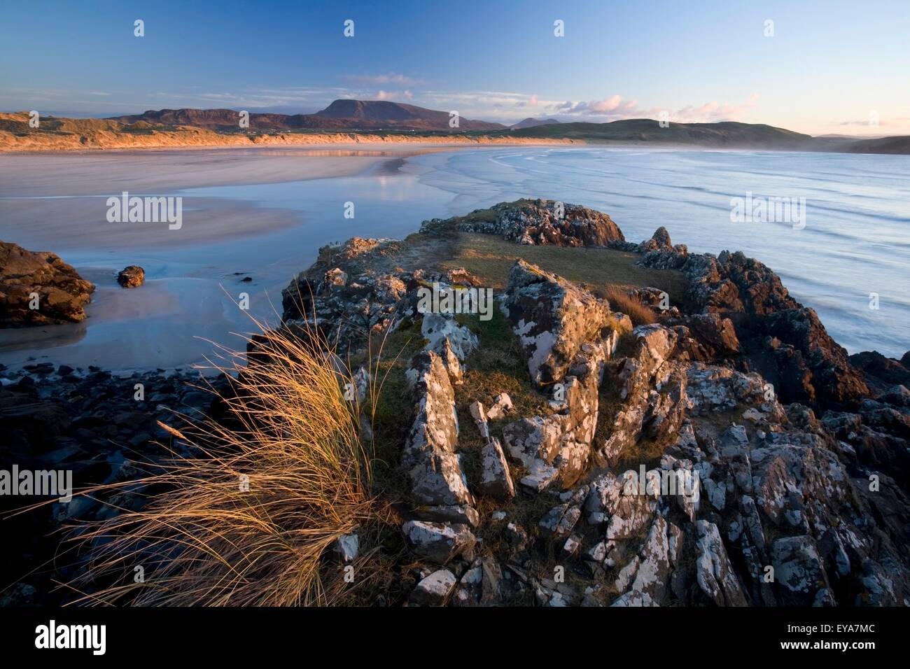 Testa di corno, Co Donegal, Irlanda; Curragh Harbour e Tramore Strand Foto Stock