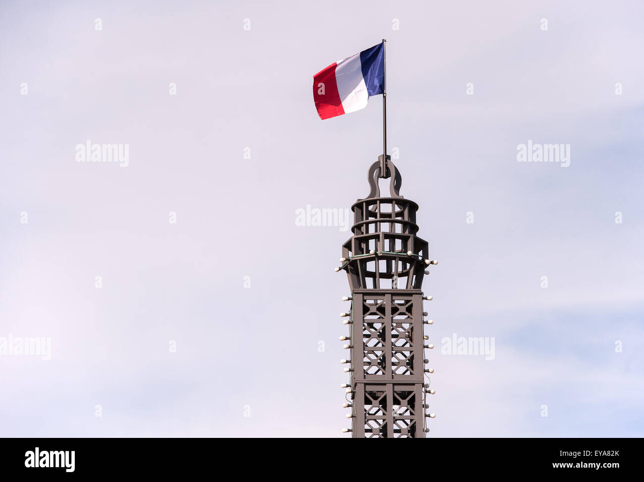 Berlino, Germania, Franz. Bandiera sulla miniatura della Torre Eiffel su Center-Francais in Müllerstr. Foto Stock