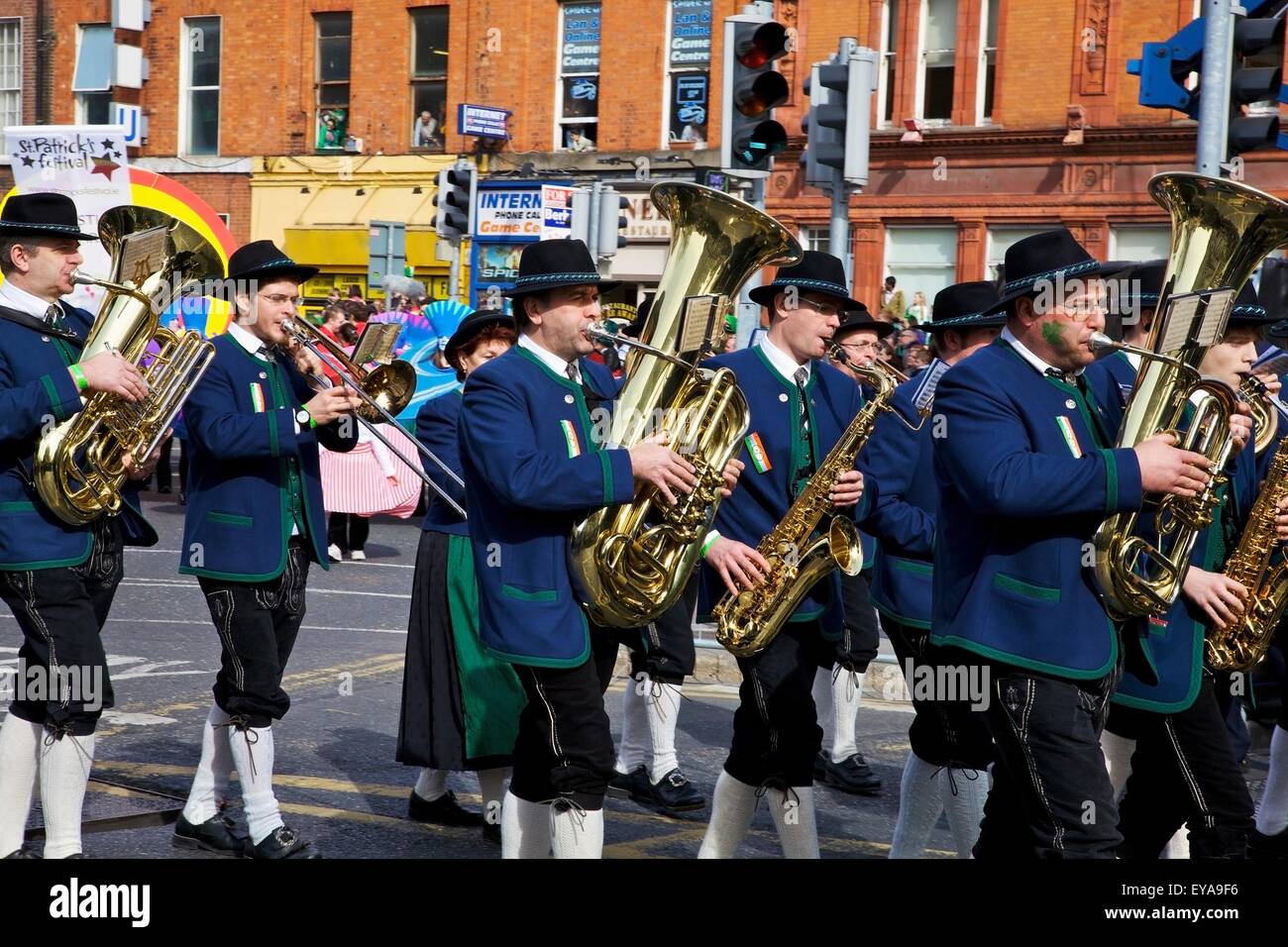 Dublino, Irlanda; musicisti suonano tube in una parata a O'Connell Street Foto Stock