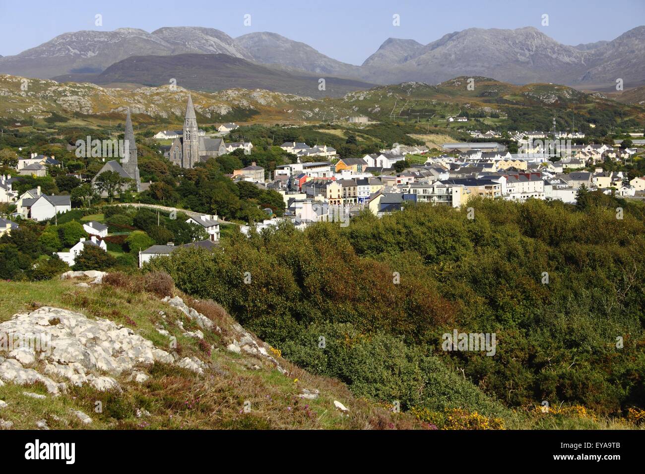 Vista di Clifden Town e il Twelve Bens gamma di montagna nel cuore della regione del Connemara; contea di Galway, Irlanda Foto Stock