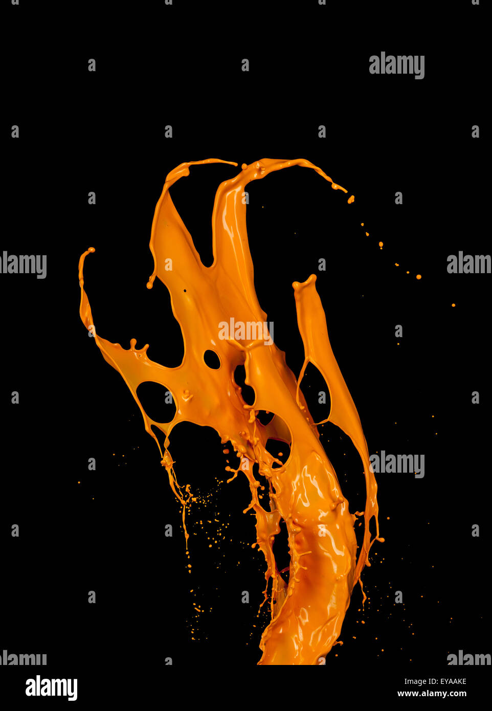 Arancione spruzzi di vernice su sfondo nero Foto Stock