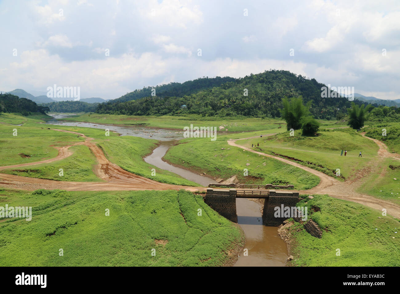 Una vista da Ayappancoil ponte sospeso, vicino Kattappana; una straordinaria combinazione di flusso, prati verdi e cielo molto nuvoloso Foto Stock