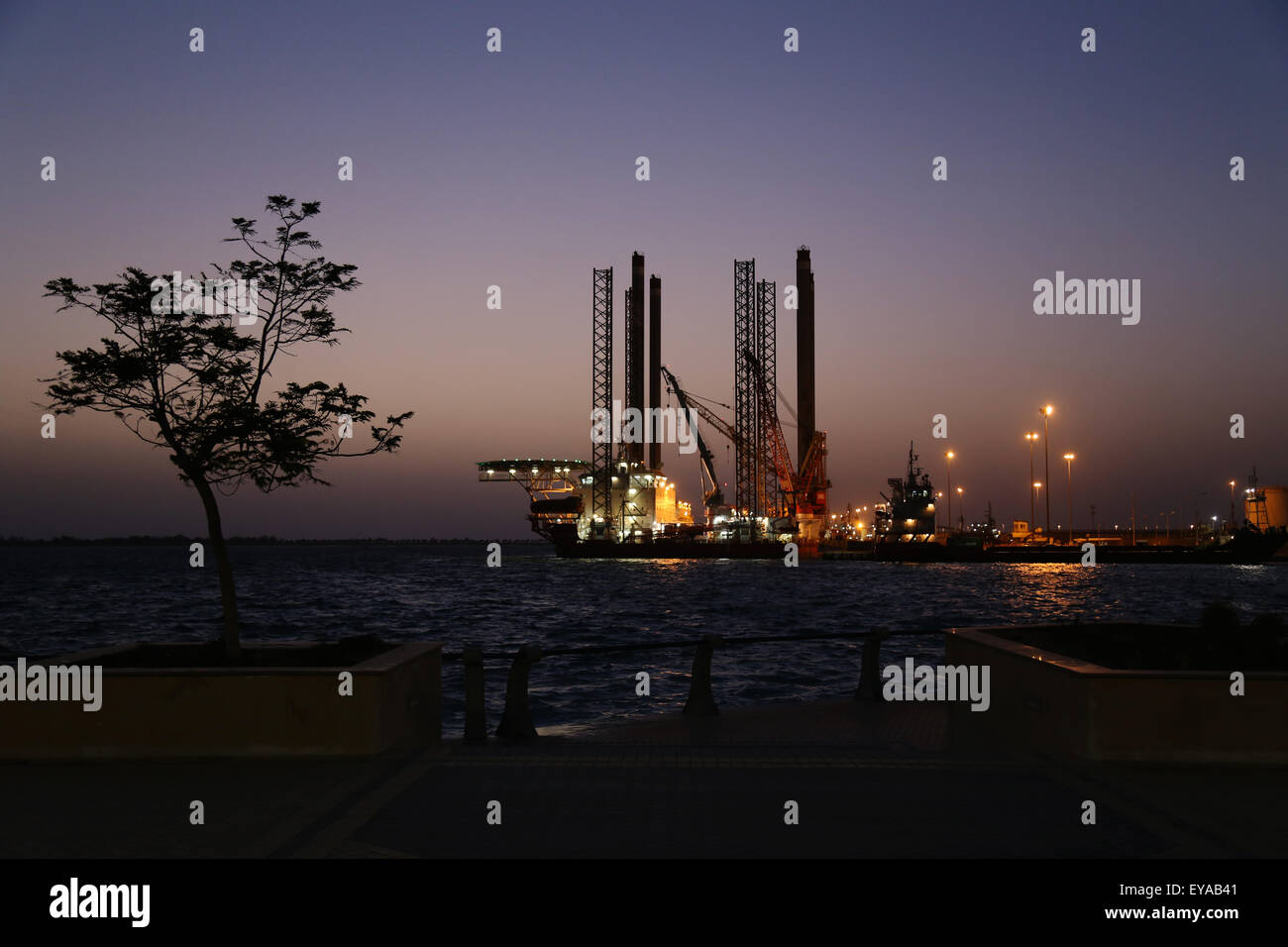 Un ancorato Oil Rig a Mina la porta ad Abu Dhabi - un night shot Foto Stock