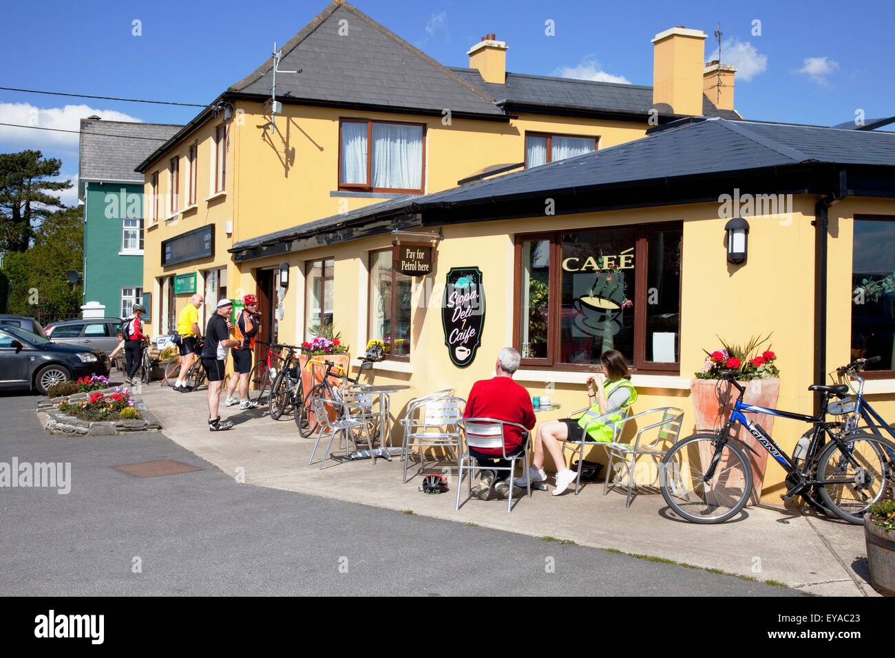 Cafe sul Village Street; Ardgroom, County Cork, Irlanda Foto Stock