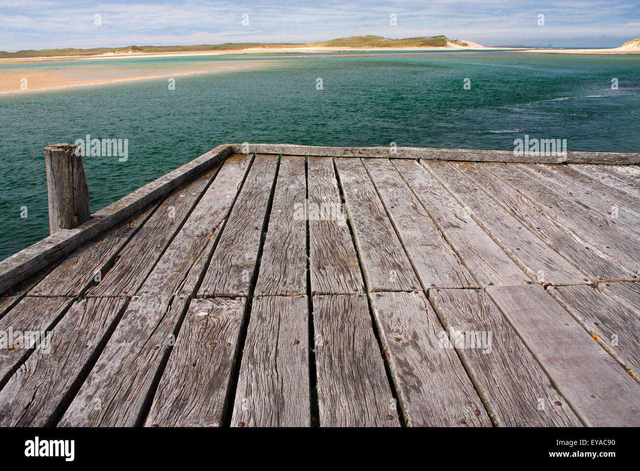 Vista Magheroarty di spiaggia e dune di sabbia da un molo Woden; Falcarragh, County Donegal, Irlanda Foto Stock