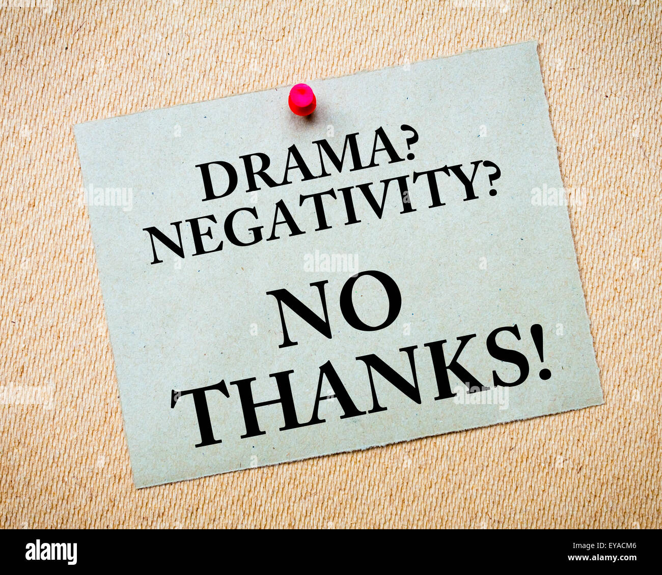 Dramma? La negatività? No grazie! Messaggio scritto su carta riciclata nota appuntata sulla bacheca di sughero. Motivazionali di concetto di immagine Foto Stock