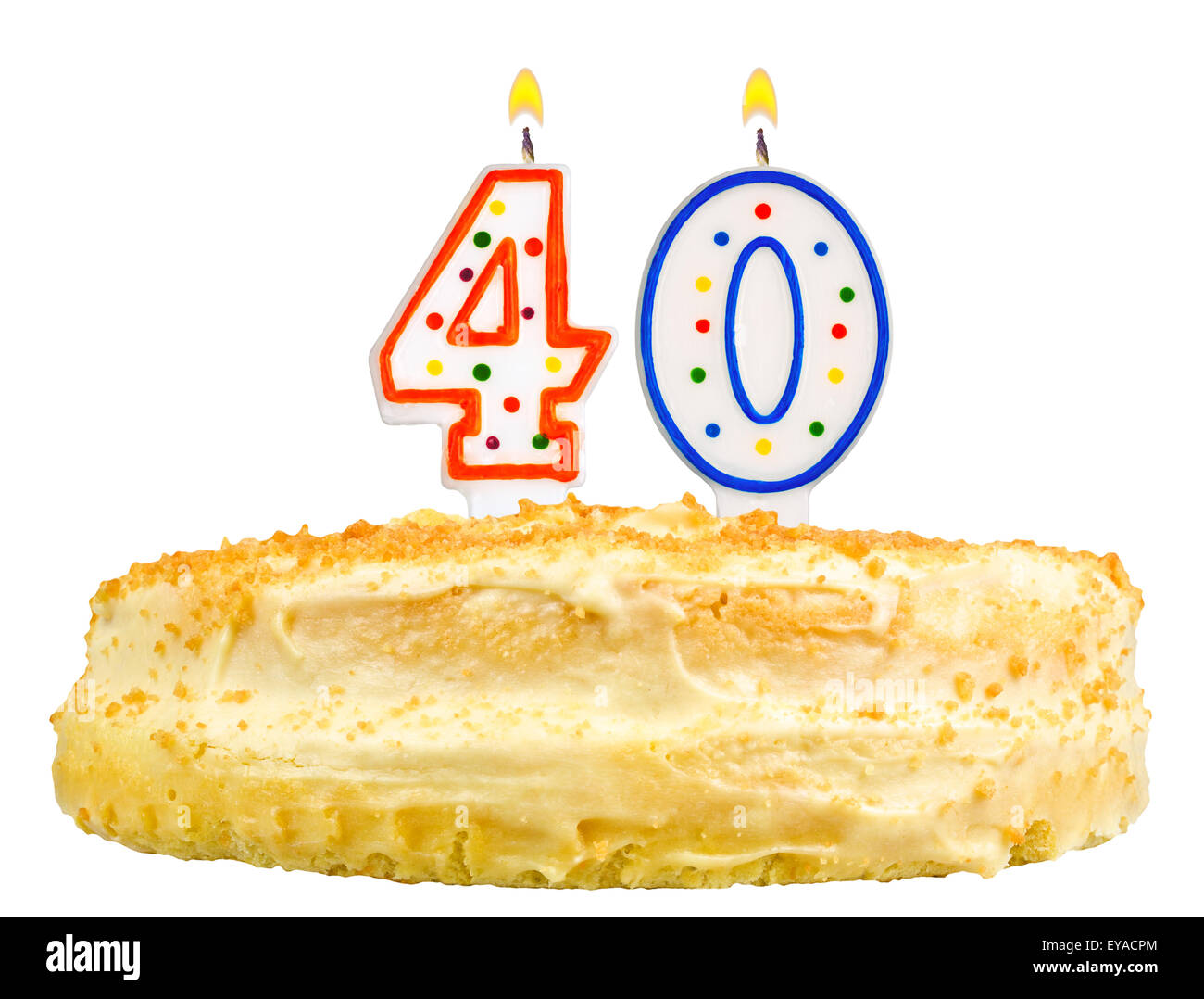 Torta di compleanno con candele numero quaranta isolati su sfondo bianco Foto Stock