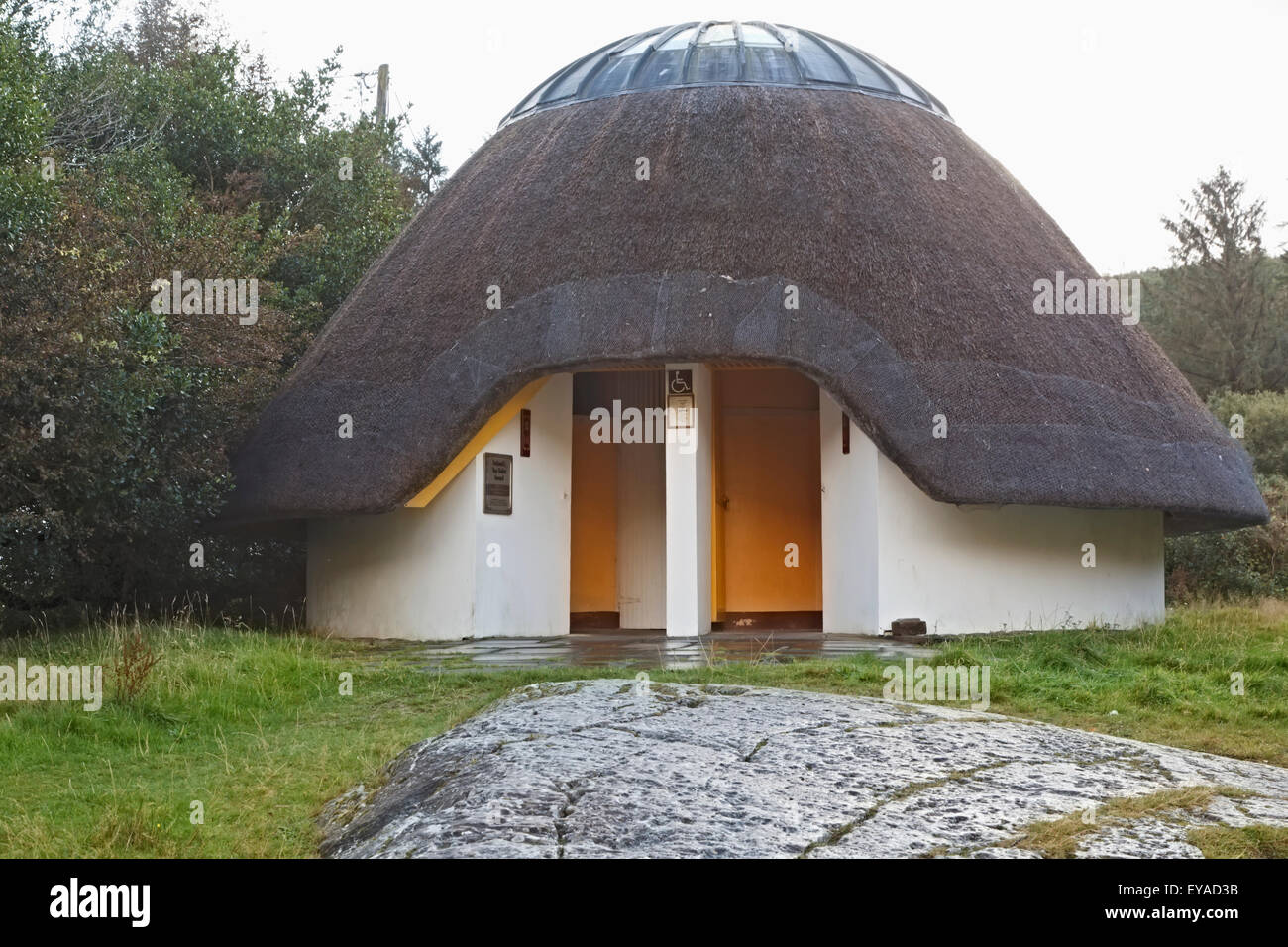 Tetto di Paglia pubblici di servizi igienici in Gougane Barra Forest Park; nella contea di Cork, Repubblica di Irlanda Foto Stock Tetto di Paglia pubblici di servizi igienici in Gougane Barra Forest Park; nella contea di Cork, Repubblica di Irlanda Foto Stock