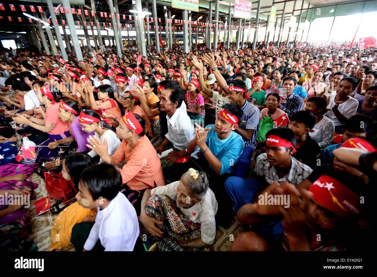 Kyitelatt, Kyitelatt township di Ayeyarwady Regione del Myanmar. Xxv Luglio, 2015. Persone battono come essi ascoltare un discorso di Aung San Suu Kyi, leader del Myanmar la Lega nazionale per la democrazia (NLD), durante una educazione degli elettori campagna presso Kyitelatt township di Ayeyarwady Regione del Myanmar, il 25 luglio 2015. Credito: U Aung/Xinhua/Alamy Live News Foto Stock