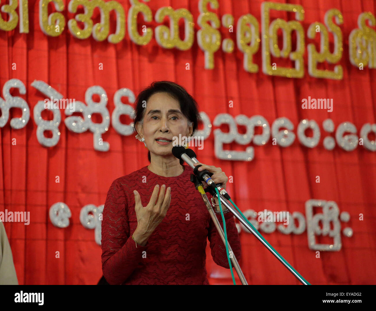 Kyitelatt. Xxv Luglio, 2015. Leader del Myanmar la Lega nazionale per la democrazia (NLD) di Aung San Suu Kyi parla durante una educazione degli elettori campagna presso Kyitelatt township di Ayeyarwady Regione del Myanmar, il 25 luglio 2015. Credito: U Aung/Xinhua/Alamy Live News Foto Stock