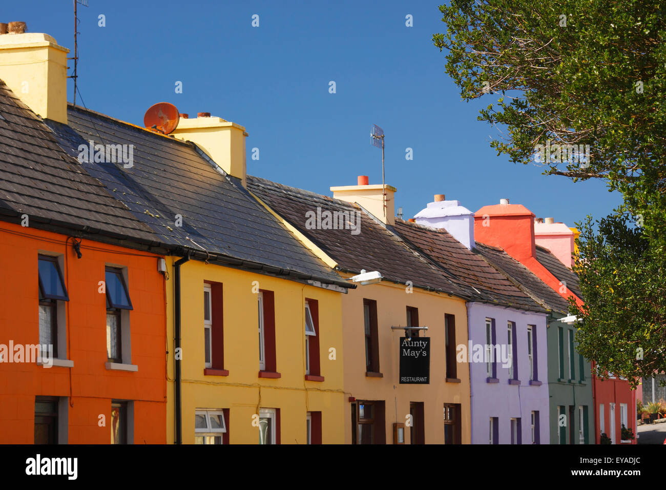 Case dipinte sulla strada principale del villaggio Eyeries sulla penisola di Beara in West Cork; Eyeries, County Cork, Regione di Munster, IRL Foto Stock