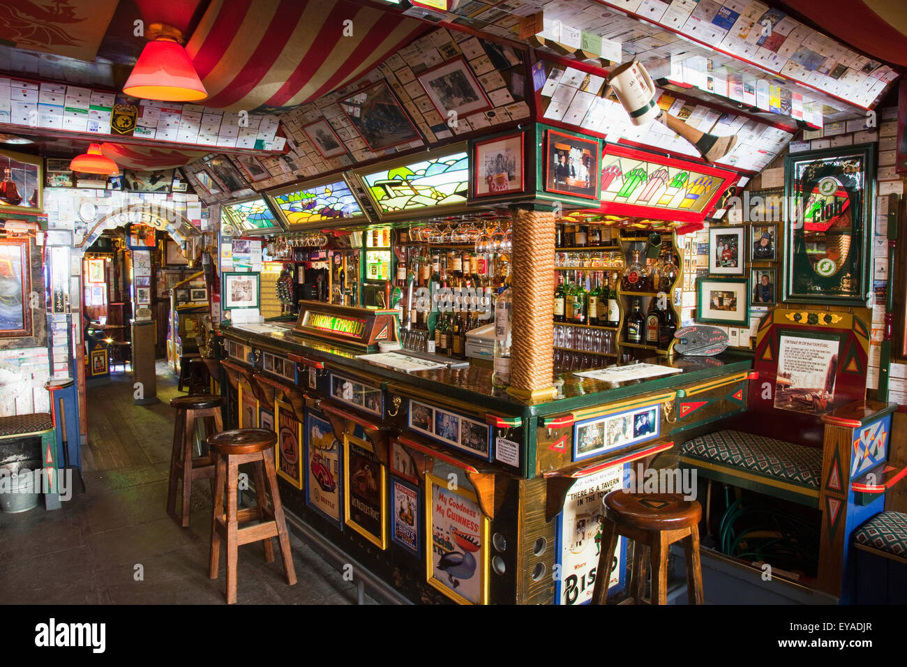 Sgabelli al Bar di Eugene's Pub; Ennistymon, County Clare, Irlanda Foto Stock