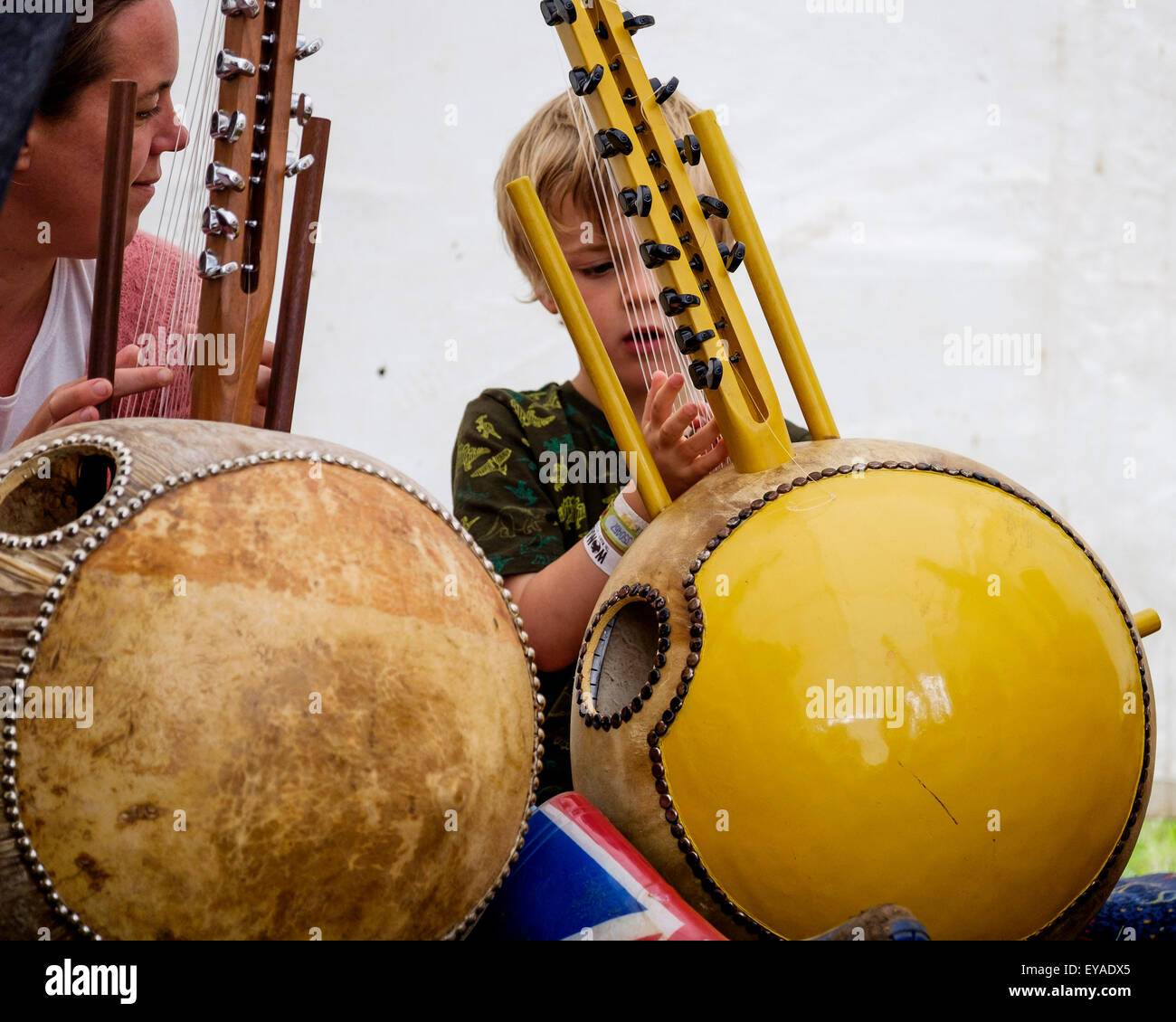 Atmosfera al WOMAD (il mondo della musica, arte e danza) Festival a Charlton Park su 25/07/2015 in Charlton Park di Malmesbury. Kora Workshop - un giovane ragazzo imparare circa la kora, un 21-stringa liuto-bridge-arpa usato estensivamente in Africa occidentale. Foto di Julie Edwards/Alamy Live News Foto Stock