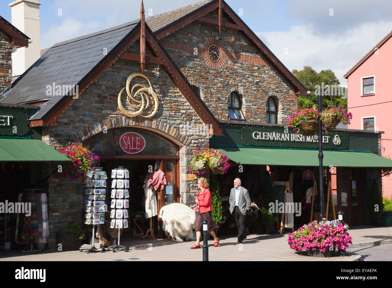 I pedoni a camminare in un negozio; Glengarriff County Cork in Irlanda Foto Stock