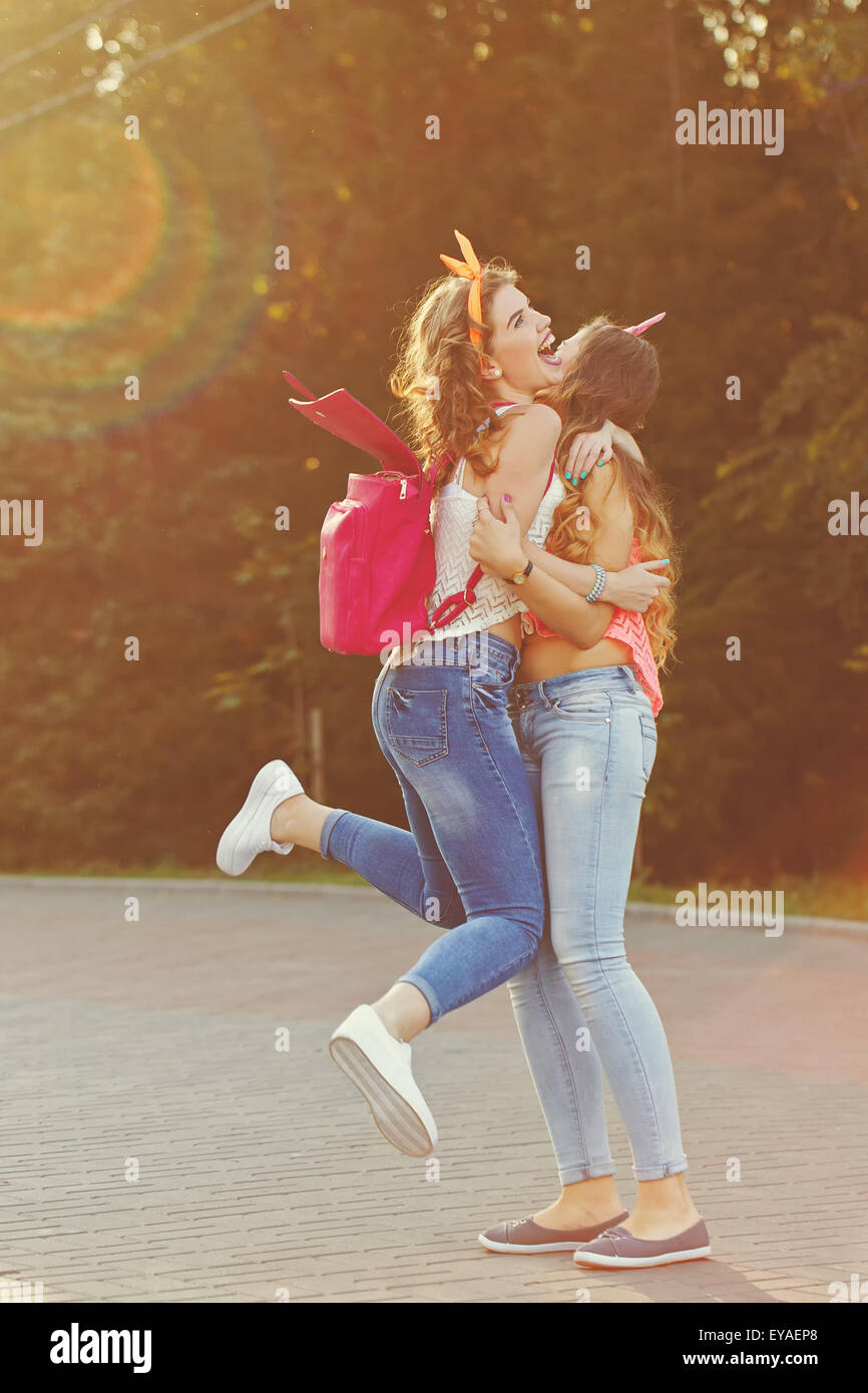 Migliori Amiche Per Una Passeggiata Ragazze Vestiti Nello Stile Di Pin Up Girl Hipster Tonificazione Caldo Il Concetto Di Amicizia Vera Foto Stock Alamy